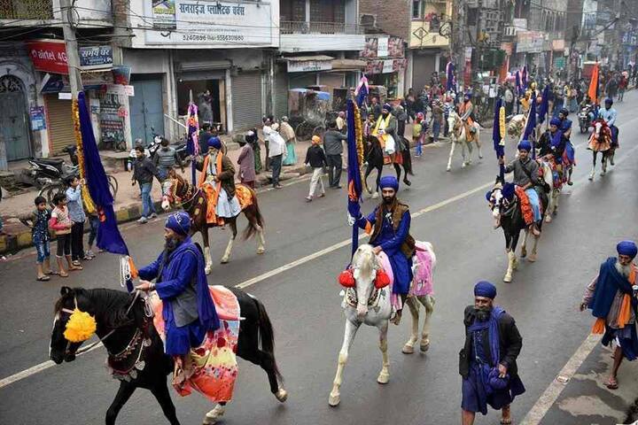 ਤਖਤ ਸ੍ਰੀ ਪਟਨਾ ਸਾਹਿਬ ਵਿਖੇ ਸ੍ਰੀ ਗੁਰੂ ਗੋਬਿੰਦ ਸਿੰਘ ਜੀ ਦੇ ਪ੍ਰਕਾਸ਼ ਪੁਰਬ ਸਮਾਗਮਾਂ ਦੇ ਆਖਰੀ ਦਿਨ ਅੱਜ ਵਿਸ਼ਾਲ ਨਗਰ ਕੀਰਤਨ ਤੇ ਮੁਹੱਲਾ ਕੱਢਿਆ ਗਿਆ। ਨੀਲੇ ਬਾਣਿਆਂ ਵਿੱਚ ਸਜੀਆਂ ਸਮੂਹ ਨਿਹੰਗ ਸਿੰਘ ਜਥੇਬੰਦੀਆਂ ਵੱਲੋਂ ਘੋੜਿਆਂ ਅਤੇ ਹਾਥੀਆਂ ਤੇ ਸਵਾਰ ਹੋ ਕੇ ਗੁਰਦੁਆਰਾ ਗੁਰੂ ਕਾ ਬਾਗ ਤੋਂ ਗਾਂਧੀ ਮੈਦਾਨ ਤੱਕ ਮਾਰਚ ਕੀਤਾ ਗਿਆ।