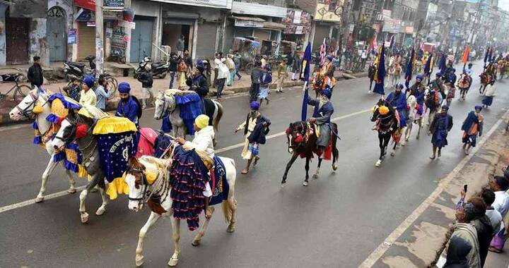 ਸ਼ਹਿਰ ਪਟਨਾ ਸਾਹਿਬ ਦੀਆਂ ਸੜਕਾਂ ਤੇ ਰੰਗ ਬਿਖੇਰਦਾ ਅਤੇ ਜੰਗ ਦਾ ਮੈਦਾਨ ਸਿਰਜਦਾ ਇਹ ਵਿਸ਼ਾਲ ਇਕੱਠ ਸਾਰੀ ਸੰਗਤ ਦੀ ਖਿੱਚ ਦਾ ਕੇਂਦਰ ਸੀ। ਸੰਗਤ ਇਸ ਮੌਕੇ ਵੱਡੀ ਗਿਣਤੀ ਵਿੱਚ ਪਹੁੰਚੀ ਹੋਈ ਸੀ। ਵੱਖ ਵੱਖ ਰਸਤਿਆਂ ਤੋਂ ਹੁੰਦਾ ਹੋਇਆ ਮਹੱਲਾ ਗਾਂਧੀ ਮੈਦਾਨ ਪਹੁੰਚਿਆ।