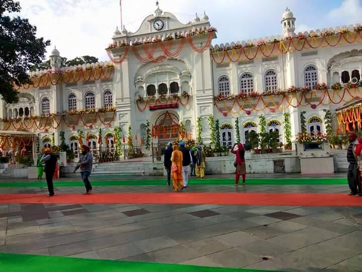 ਤਖਤ ਸ੍ਰੀ ਕੇਸਗੜ ਸਾਹਿਬ ਆਨੰਦਪੁਰ ਸਾਹਿਬ ਵਿਖੇ ਪ੍ਰਕਾਸ਼ ਪੁਰਬ ਸਮਾਗਮਾਂ ਦੀ ਰੌਣਕ ਦੀਆਂ ਤਸਵੀਰਾਂ। ਇਸ ਧਰਤੀ ਤੇ ਗੁਰੂ ਗੋਬਿੰਦ ਸਿੰਘ ਜੀ ਨੇ ਪਰਿਵਾਰ ਸਮੇਤ ਆਪਣੀ ਜ਼ਿੰਦਗੀ ਦਾ ਸਭ ਤੋਂ ਵੱਧ ਸਮਾਂ ਬਿਤਾਇਆ ਸੀ ਆਨੰਦਪੁਰ ਸਾਹਿਬ ਵਿਖੇ 1699 ਵਿੱਚ ਖਾਲਸਾ ਪੰਥ ਦੀ ਸਾਜਨਾ ਕਰਕੇ ਦਸਮ ਪਿਤਾ ਨੇ ਇਸਨੂੰ ਕੇਸਗੜ੍ਹ ਦਾ ਨਾਂ ਦੇ ਦਿੱਤਾ ਸੀ।