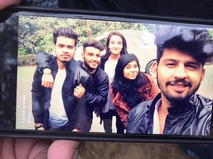 ਕਾਰ ਸਵਾਰਾਂ ਨੇ ਐਕਸੀਡੈਂਟ ਤੋਂ ਪਹਿਲਾਂ ਇੱਕ ਸੇਲਫੀ ਵੀ ਲਈ। 
