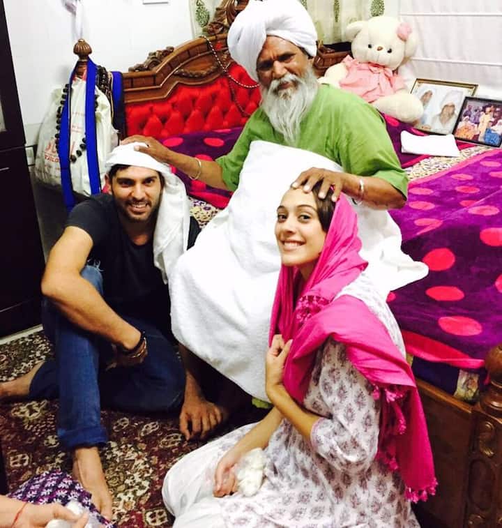 ਸਾਲ 2016 ਭਾਰਤੀ ਕ੍ਰਿਕਟ ਟੀਮ ਲਈ ਬੇਹਦ ਦਮਦਾਰ ਰਿਹਾ। ਇਸ ਸਾਲ ਭਾਰਤੀ ਟੀਮ ਨੇ ਟੀ-20 ਵਿਸ਼ਵ ਕਪ ਤਾਂ ਖੇਡਿਆ ਹੀ, ਨਾਲ ਹੀ ਟੀਮ ਨੇ ਵਨਡੇ, ਟੀ-20 ਅਤੇ ਟੈਸਟ ਮੈਚਾਂ 'ਚ ਵੀ ਆਪਣਾ ਲੋਹਾ ਮਨਵਾਇਆ। ਪਰ ਸਾਲ 2016 ਭਾਰਤ ਦੇ 2 ਕ੍ਰਿਕਟਰਾਂ ਲਈ ਬੇਹਦ ਖਾਸ ਬਣ ਗਿਆ। ਟੀਮ ਇੰਡੀਆ ਦੇ ਸਿਕਸਰ ਕਿੰਗ ਯੁਵਰਾਜ ਸਿੰਘ ਅਤੇ ਯੁਵਾ ਖਿਡਾਰੀ ਮਨਦੀਪ ਸਿੰਘ ਨੇ ਦਿਸੰਬਰ ਦੇ ਮਹੀਨੇ 'ਚ ਵਿਆਹ ਰਚਾਇਆ।