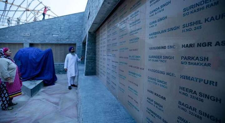 ਕਤਲੇਆਮ ਦੌਰਾਨ ਆਪਣਿਆਂ ਨੂੰ ਖੋਣ ਵਾਲਾ ਇੱਕ ਵਿਅਕਤੀ ।