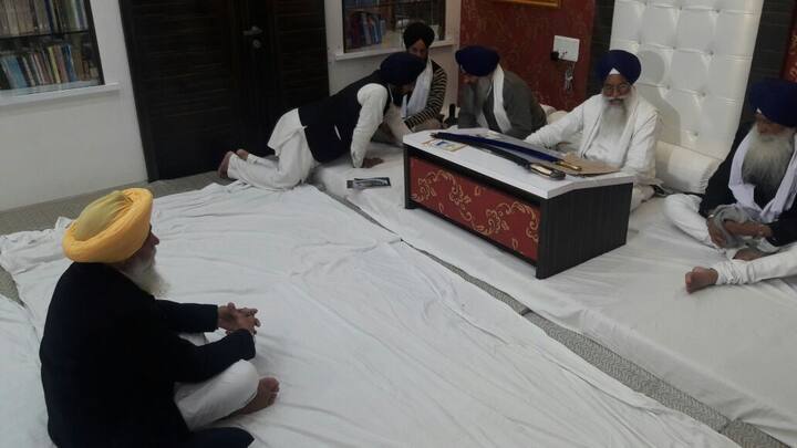 ਸਿੱਖ ਅਰਦਾਸ ਦੀ ਨਕਲ ਦੇ ਮਾਮਲੇ ਵਿੱਚ ਅਕਾਲੀ  ਮੰਤਰੀ ਸਿਕੰਦਰ ਸਿੰਘ ਮਲੂਕਾ ਦੀ ਸ਼੍ਰੀ ਅਕਾਲ ਤਖ਼ਤ ਵਿਖੇ ਪੰਜ ਸਿੰਘ ਸਾਹਿਬਾਨ ਅੱਗੇ ਪੇਸ਼ੀ ਦੀਆਂ ਤਸਵੀਰਾਂ : -