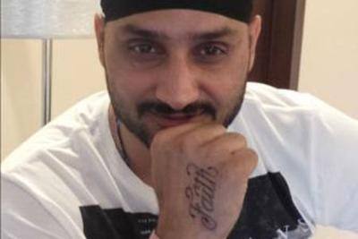 ਟੀਮ ਇੰਡੀਆ ਦੇ ਦਿੱਗਜ ਫਿਰਕੀਬਾਜ ਹਰਭਜਨ ਸਿੰਘ ਇਨ੍ਹੀਂ ਦਿਨੀ ਰੈਸਲਿੰਗ ਨੂੰ ਪਰਮੋਟ ਕਰ ਰਹੇ ਹਨ। ਹਰਭਜਨ ਸਿੰਘ ਮੁੰਬਈ ਮਰਾਠੀਸ ਦੀ ਟੀਮ ਨੂੰ ਸੱਪੋਰਟ ਕਰਨ ਲਈ ਉਨ੍ਹਾਂ ਦੇ ਮੈਚ ਵੇਖਣ ਪਹੁੰਚੇ ਹੋਏ ਸਨ। 