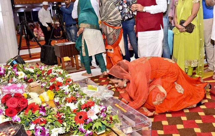 ਅਮਰੁਤਾ ਫੜਨਵੀਸ ਨੇ ਰਾਗੀ ਸਿੰਘਾਂ ਨਾਲ ਮਿਲ ਕੇ ਦਸਮ ਗ੍ਰੰਥ ਦੀ ਰਚਨਾ ‘ਦੇਹਿ ਸ਼ਿਵਾ ਬਰ ਮੋਹਿ ਇਹੈ’ ਦਾ ਰਸਭਿੰਨਾ ਗਾਇਨ ਕੀਤਾ। ਇਸ ਮੌਕੇ ਵੱਡੀ ਗਿਣਤੀ ਵਿੱਚ ਗੁਰੂ ਘਰ ਪਹੁੰਚੀ ਸੰਗਤ ਨੇ ਕੀਰਤਨ ਦਾ ਆਨੰਦ ਮਾਣਿਆ। ਗੁਰਦੁਆਰਾ ਪ੍ਰਬੰਧਕਾਂ ਵੱਲੋਂ ਮੁੱਖ ਮੰਤਰੀ ਦੀ ਪਤਨੀ ਦਾ ਸਨਮਾਨ ਵੀ ਕੀਤਾ ਗਿਆ।