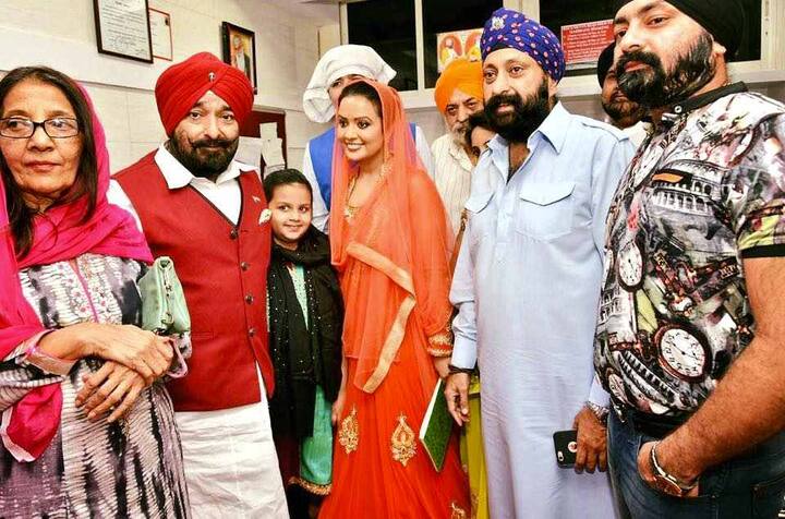 ਮੁੱਖ ਮੰਤਰੀ ਦੀ ਪਤਨੀ ਨੂੰ ਗਾਉਣ ਦਾ ਸ਼ੌਕ ਹੈ ਅਤੇ ਉਹ ਹਿੰਦੀ ਫਿਲਮ ਜੈ ਗੰਗਾਜਲ ਲਈ ‘ਸਭ ਧਨ ਮਾਟੀ’ (ਪਲੇਅਬੈਕ) ਗਾਣਾ ਗਾ ਚੁੱਕੀ ਹੈ।