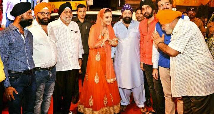 ਮੁੰਬਈ ਦੇ ਗੁਰਦੁਆਰੇ ਧਨ ਪੋਠੋਹਾਰ, ਸੈਂਟਾ ਕਰੂਜ਼ ਵਿਖੇ ਗੁਰਪੁਰਬ ਸਮਾਗਮਾਂ ‘ਚ ਮੁੱਖ ਮੰਤਰੀ ਦੇਵੇਂਦਰ ਫਡਨਵੀਸ ਦੀ ਪਤਨੀ ਅਮਰੁਤਾ ਫੜਨਵੀਸ ਨੇ ਵੀ ਸ਼ਰਧਾ ਨਾਲ ਹਾਜ਼ਰੀ ਲਗਵਾਈ। ਅਮਰੁਤਾ ਨੇ ਸਿਰਫ ਹਾਜ਼ਰੀ ਹੀ ਨਹੀਂ ਲਗਵਾਈ ਸਗੋਂ ਗੁਰੂ ਦੀ ਹਾਜ਼ਰੀ ਵਿੱਚ ਸ਼ਬਦ ਕੀਰਤਨ ਵੀ ਗਾਇਨ ਕੀਤਾ।