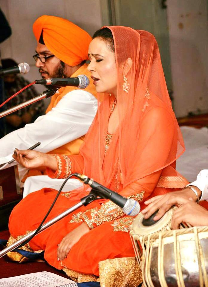 ਗੁਰੂ ਘਰ ਕੀਰਤਨ ਦੀ ਹਾਜ਼ਰੀ ਲਵਾਉਣ ਤੋਂ ਬਾਅਦ ਅਮਰੁਤਾ ਨੇ ਸੋਸ਼ਲ ਮੀਡੀਆ ਰਾਹੀਂ ਜਾਣਕਾਰੀ ਦਿੰਦਿਆਂ ਲਿਖਿਆ ਕਿ ”ਗੁਰੂ ਗੋਬਿੰਦ ਸਿੰਘ ਜੀ ਦੇ 350 ਸਾਲਾ ਪ੍ਰਕਾਸ਼ ਪੁਰਬ ਸਮਾਗਮਾਂ ਮੌਕੇ ਕੀਰਤਨ ਕਰਨ ਦਾ ਸੁਭਾਗ ਹਾਸਲ ਹੋਣਾ ਮੇਰੇ ਲਈ ਬਹੁਤ ਹੀ ਵੱਖਰਾ ਅਨੁਭਵ ਸੀ। ਮੈਂ ਸਾਰੇ ਸਿੱਖ ਭਾਈਚਾਰੇ ਨੂੰ ਇਸ ਵੱਡੇ ‘ਤੇ ਮਹਾਨ ਦਿਨ ਦੀਆਂ ਮੁਬਾਰਕਾਂ ਦਿੰਦੀ ਹਾਂ। ਵਾਹਿਗੁਰੂ ਜੀ ਕਾ ਖਾਲਸਾ ਵਾਹਿਗੁਰੂ ਜੀ ਕੀ ਫਤਿਹ।।”