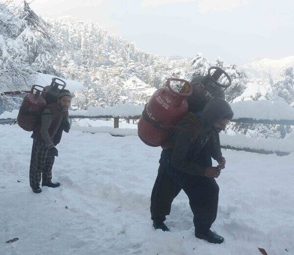 ਪਹਾੜਾਂ ਵਿੱਚ ਜ਼ਰੂਰੀ ਸਮਾਨ ਦੀ ਵੀ ਕਿੱਲਤ ਹੋ ਗਈ ਹੈ।