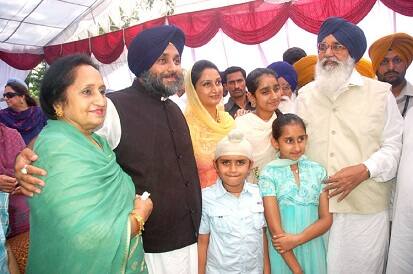  ਬਾਦਲ ਦੇ ਪਰਿਵਾਰ ਦੇ ਤਿੰਨ ਪ੍ਰਮੁੱਖ ਮੈਂਬਰ ਸੱਤਾ ਵਿੱਚ ਹਨ। ਪਿਤਾ ਪ੍ਰਕਾਸ਼ ਸਿੰਘ ਬਾਦਲ ਪੰਜਾਬ ਦੇ ਮੁੱਖ ਮੰਤਰੀ, ਆਪ ਉਪ ਮੁੱਖ ਮੰਤਰੀ, ਅਤੇ ਪਤਨੀ ਕੇਂਦਰ ਵਿੱਚ ਮੰਤਰੀ ਹਨ।