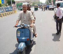 BJP ਵਿਧਾਇਕ ਵੱਲੋਂ ਸਕੂਟਰ \'ਤੇ ਚੋਣ ਪ੍ਰਚਾਰ 