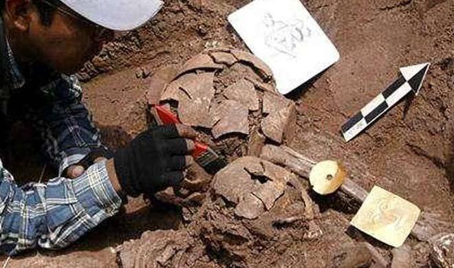 ਬੋਸਟਨ ਯੂਨੀਵਰਸਿਟੀ ਦੇ ਮਾਈਕਲ ਦੰਤੀ ਦੀ ਅਗਵਾਈ 'ਚ ਕੀਤੀ ਇਸ ਕਬਰ ਦੀ ਖੁਦਾਈ 'ਚੋਂ ਕਾਂਸੇ ਦੇ ਕੁੰਡਲਾਂ ਦਾ ਇਕ ਜੋੜਾ ਅਤੇ 48 ਮਿੱਟੀ ਦੇ ਬਰਤਨ ਮਿਲੇ ਹਨ। ਇਨ੍ਹਾਂ 'ਚ ਜ਼ਿਆਦਾਤਰ ਬਰਤਨਾਂ ਦੀ ਹਾਲਤ ਖ਼ਰਾਬ ਹੈ ਅਤੇ 5 ਬਰਤਨਾਂ ਦੀ ਹਾਲਤ ਠੀਕ ਦੱਸੀ ਜਾ ਰਹੀ ਹੈ।