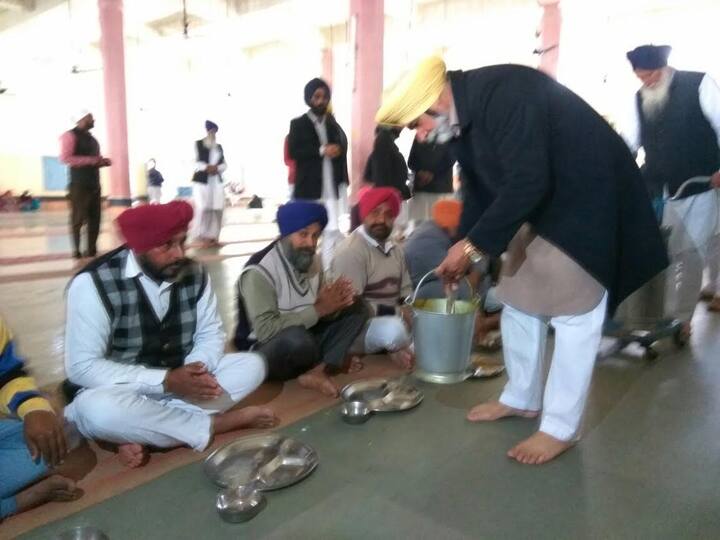ਮਲੂਕਾ ਨੇ ਇਹ ਸੇਵਾ ਕਰੀਬ ਇੱਕ ਘੰਟੇ ਵਿੱਚ ਹੀ ਨਿਬੇੜ ਦਿੱਤੀ ਜਦਕਿ ਸਜ਼ਾ ਮੁਤਾਬਕ ਸਿਕੰਦਰ ਮਲੂਕਾ ਨੇ ਪੂਰਾ ਇੱਕ ਦਿਨ ਦਮਦਮਾ ਸਾਹਿਬ ਵਿਖੇ ਸੰਗਤ ਦੇ ਜੂਠੇ ਭਾਂਡੇ ਮਾਂਜਣ ਤੇ ਲੰਗਰ ਦੀ ਸੇਵਾ ਕਰਨੀ ਸੀ। 