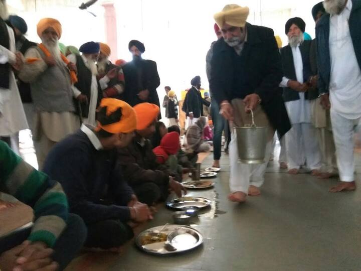 ਇਸ ਦੌਰਾਨ ਤਲਵੰਡੀ ਸਾਬੋ ਵਿਖੇ ਪਹੁੰਚੇ ਸਿਕੰਦਰ ਸਿੰਘ ਮਲੂਕਾ ਦਾ ਸੰਗਤ ਨੇ ਕਾਲੀਆਂ ਝੰਡੀਆਂ ਨਾਲ ਵਿਰੋਧ ਵੀ ਕੀਤਾ।