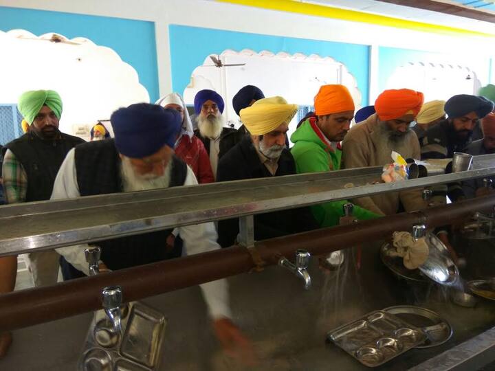 ਇਸ ਦੌਰਾਨ ਤਖਤ ਸਾਹਿਬ ਤੋਂ ਬਾਹਰ ਆਉਂਦੇ ਸਮੇਂ ਪ੍ਰਦਰਸ਼ਨਕਾਰੀਆਂ ਤੇ ਮਲੂਕਾ ਸਮਰਥਕਾਂ ਵਿੱਚ ਤੂੰ-ਤੂੰ, ਮੈਂ-ਮੈਂ ਵੀ ਹੋਈ।