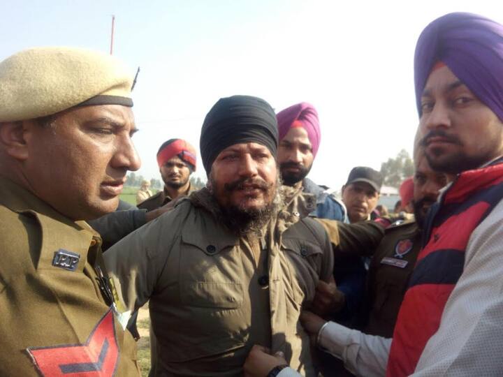 ਮੁੱਖ ਮੰਤਰੀ ਪ੍ਰਕਾਸ਼ ਸਿੰਘ ਬਾਦਲ ‘ਤੇ ਜੁੱਤੀ ਸੁੱਟਣ ਵਾਲਾ ਸ਼ਖ਼ਸ ਸਰਬੱਤ ਖਾਲਸਾ ਵੱਲੋਂ ਥਾਪੇ ਗਏ ਤਖ਼ਤ ਸ੍ਰੀ ਕੇਸਗੜ੍ਹ ਸਾਹਿਬ ਦੇ ਜਥੇਦਾਰ ਅਮਰੀਕ ਸਿੰਘ ਅਜਨਾਲਾ ਦਾ ਛੋਟਾ ਭਰਾ ਗੁਰਬਚਨ ਸਿੰਘ ਹੈ। ਉਹ ਪਿੰਡ ਰੱਤਾ ਖੇੜਾ ਦਾ ਰਹਿਣ ਵਾਲਾ ਹੈ। ਪੁਲਿਸ ਨੇ ਉਸ ਨੂੰ ਕਾਬੂ ਕਰ ਲਿਆ ਹੈ।