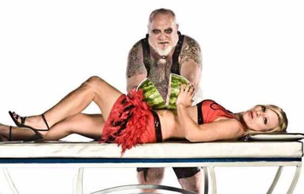 ਵਿਪਿਨ ਲਾਰਕਿਨ ਅਤੇ ਅਸ਼ਿਤਾ ਫੋਰਮੈਨ ਦੇ ਨਾਮ ਇੱਕ ਅਨੋਖਾ ਰਿਕਾਰਡ ਦਰਜ ਹੈ। ਵਿਪਿਨ ਆਪਣੀ ਸਹਿਯੋਗੀ ਅਸ਼ਿਤਾ ਦੇ ਢਿੱਡ ਉੱਤੇ ਤਲਵਾਰ ਨਾਲ ਤਰਬੂਜ਼ ਕੱਟਦਾ ਹੈ।