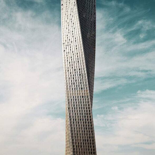 ਇੰਨਫਨਿਟੀ ਟਾਵਰ ਦੁਨੀਆ ਦਾ ਸਭ ਤੋਂ ਉੱਚਾ ਟਾਵਰ ਹੈ। ਇਸ ਦੀ ਬਨਾਵਟ ਬਹੁਤ ਹੀ ਸ਼ਾਨਦਾਰ ਹੈ। ਇਸ ਇਮਾਰਤ ਦੀ ਖ਼ਾਸ ਗੱਲ ਇਸ ਦੇ ਅੰਦਰ ਕੋਈ ਵੀ ਪਿੱਲਰ ਨਹੀਂ ਹੈ। 80 ਮੰਜ਼ਿਲਾਂ ਵਾਲੀ ਇਸ ਇਮਾਰਤ ਦੀ ਉਚਾਈ 306 ਮੀਟਰ ਹੈ। ਇਸ ਦਾ ਨਿਰਮਾਣ 2006 ਵਿੱਚ ਸ਼ੁਰੂ ਹੋਇਆ ਸੀ ਅਤੇ 2013 ਵਿੱਚ ਪੂਰਾ ਹੋਇਆ।