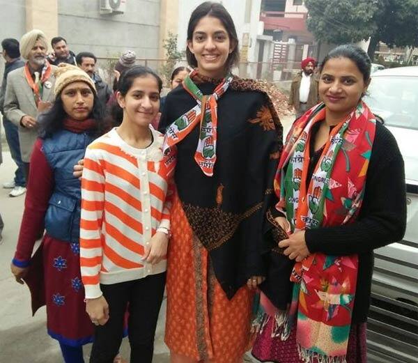 ਮਨਪ੍ਰੀਤ ਸਿੰਘ ਬਾਦਲ ਦੀ ਧੀ, ਪਤਨੀ ਤੇ ਹੋਰ ਰਿਸ਼ਤੇਦਾਰ ਵੀ ਬਠਿੰਡਾ ਦੀ ਗਲੀ-ਗਲੀ, ਘਰ-ਘਰ ਜਾ ਕੇ ਵੋਟਾਂ ਮੰਗ ਰਹੇ ਹਨ।