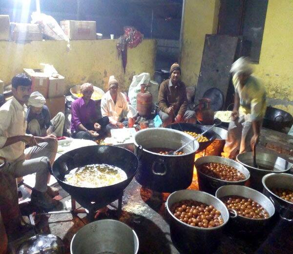 ਘਰ ਵਿੱਚ ਮਿਠਾਈਆਂ ਤਿਆਰ ਹੋ ਰਹੀਆਂ ਅਤੇ ਯੋਗੇਸ਼ਵਰ ਦੱਤ ਦੀਆਂ ਭੈਣਾਂ ਮਹਿਮਾਨਾਂ ਦੇ ਸਵਾਗਤ ਵਿੱਚ ਲੱਗੀਆਂ ਹੋਈਆਂ ਹਨ।
