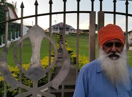 ਸਿੱਖਾਂ ਦੇ ਸੁਭਾਅ, ਸਖ਼ਤ ਮਿਹਨਤ ਦੀ ਆਦਤ ਅਤੇ ਸਰੀਰਕ ਬਣਤਰ ਵੀ ਕਾਫ਼ੀ ਹੱਦ ਤੱਕ ਫਿਜ਼ੀ ਦੇ ਸਥਾਨਕ ਲੋਕਾਂ ਨਾਲ ਮਿਲਦਾ ਹੈ। ਜਿਸ ਕਾਰਨ ਇੱਥੋਂ ਦੇ ਲੋਕ ਸਿੱਖਾਂ ਨੂੰ ਆਪਣੇ ਮੁਲਕ ਦਾ ਵਾਸੀ ਮੰਨਦੇ ਹਨ। ਫਿਜ਼ੀ ਵਿੱਚ ਰਹਿਣ ਵਾਲੇ ਸਿੱਖਾਂ ਨੇ ਇੱਥੇ ਸਕੂਲ ਕਾਲਜ ਵੀ ਖੋਲ ਰੱਖੇ ਹਨ।
