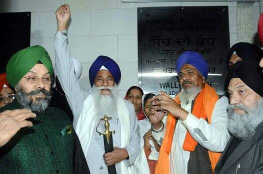  ਇਸ ਮੌਕੇ ਹੋਏ ਸਮਾਗਮ ਵਿੱਚ ਵੱਡੀ ਗਿਣਤੀ ਵਿੱਚ ਕਤਲੇਆਮ ਪੀੜਤ, ਸ਼੍ਰੀ ਅਕਾਲ ਤਖ਼ਤ ਸਾਹਿਬ ਦੇ ਜਥੇਦਾਰ ਗਿਆਨੀ ਗੁਰਬਚਨ ਸਿੰਘ , ਦਿੱਲੀ ਕਮੇਟੀ ਪ੍ਰਧਾਨ ਮਨਜੀਤ ਸਿੰਘ ਜੀ ਕੀ ਅਤੇ ਹੋਰ ਸ਼ਖ਼ਸੀਅਤਾਂ ਮੌਜੂਦ ਸਨ।