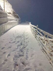 ਪਹਾੜਾਂ ਵਿੱਚ ਬਰਫ਼ ਦੀ ਸਫ਼ੇਦ ਚਾਦਰ