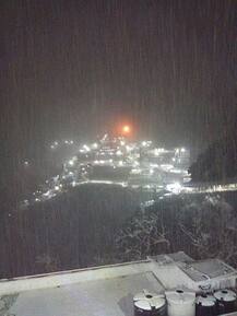 ਪਹਾੜਾਂ ਵਿੱਚ ਬਰਫ਼ ਦੀ ਸਫ਼ੇਦ ਚਾਦਰ