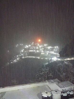 ਪਹਾੜਾਂ ਵਿੱਚ ਬਰਫ਼ਬਾਰੀ ਫਿਰ ਸ਼ੁਰੂ ਹੋ ਗਈ ਹੈ। ਮਾਤਾ ਵੈਸ਼ਨੋ ਦੇਵੀ ਵਿਖੇ ਹੋਈ ਬਰਫ਼ਬਾਰੀ ਤੋਂ ਬਾਅਦ ਨਜ਼ਾਰਾ