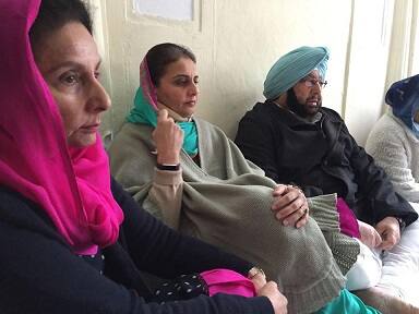 ਪਤਨੀ ਪਰਨੀਤ ਕੌਰ , ਧੀ ਜੈਇੰਦਰ ਕੌਰ ਨਾਲ ਕੈਪਟਨ ਅਮਰਿੰਦਰ ਸਿੰਘ.