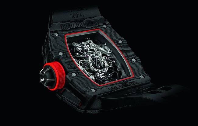 ਵਿਗਿਆਨਕਾਂ ਨੇ ਘੜੀ ਦੀ ਪੱਟੀ ਵਿਚ ਗ੍ਰੇਫੀਨ ਦੀ ਅੰਦਰਲੀ ਮਾਤਰਾ ਮਿਲਾ ਕੇ ਭਾਰ ਨੂੰ ਘੱਟ ਕਰਨ 'ਚ ਸਫ਼ਲਤਾ ਪਾਈ ਹੈ। ਐਕਸ-ਰੇ ਟੋਮੋਗ੍ਰਾਫੀ (ਅੰਤਰਿਕ ਯੰਤਰਾਂ ਦਾ ਚਿੱਤਰ) ਅਤੇ ਰਮਨ ਸਪੇਕਟ੫ੋਸਕੋਪੀ ਤੋਂ ਇਸ ਦੀ ਗੁਣਵੱਤਾ ਦੀ ਜਾਂਚ ਕੀਤੀ ਗਈ ਹੈ। ਭਾਰ ਘੱਟ ਹੋਣ ਦੇ ਇਲਾਵਾ ਇਹ ਆਮ ਘੜੀਆਂ ਦੀ ਤੁਲਨਾ 'ਚ ਜ਼ਿਆਦਾ ਸਮੇਂ ਤਕ ਚੱਲਣ ਦੇ ਵੀ ਯੋਗ ਹੈ। ਪ੍ਰੋਫੈਸਰ ਰਾਬਰਟ ਯੰਗ ਨੇ ਦੱਸਿਆ ਕਿ ਭਵਿੱਖ 'ਚ 40 ਗ੍ਰਾਮ ਤੋਂ ਵੀ ਘੱਟ ਭਾਰ ਵਾਲੀ ਘੜੀ ਦਾ ਨਿਰਮਾਣ ਸੰਭਵ ਹੋ ਸਕੇਗਾ। ਇਸ ਘੜੀ ਦੇ ਹੋਰ ਯੰਤਰਾਂ 'ਚ ਗ੍ਰੇਫੀਨ ਨੂੰ ਮਿਲਾਉਣ ਨਾਲ ਸੰਭਵ ਹੋਵੇਗਾ।