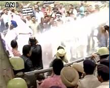 ਪਾਣੀ ਦੀਆਂ ਬੁਛਾੜਾਂ ਨਾਲ ਠਾਰ੍ਹੇ ਕਾਂਗਰਸੀ, ਫਿਰ ਡਾਂਗਾਂ ਨਾਲ ਕੀਤੇ ਗਰਮ