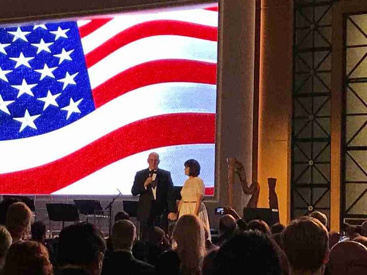 ਦੱਸ ਦੇਈਏ ਕਿ ਅੱਜ ਸਹੁੰ ਚੁੱਕ ਸਮਾਗਮ ਦੌਰਾਨ ਵਾਈਟ ਹਾਊਸ ਵਿੱਚ ਮੀਕਾ ਸਿੰਘ ਦਾ ਗਾਣਾ 'ਜੁੰਮੇ ਕੀ ਰਾਤ' ਵੀ ਵੱਜੇਗਾ। 