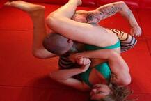 ਇਸ ਜਿੰਮ \'ਚ ਲੜਕੀਆਂ ਨਾਲ ਕੁਸ਼ਤੀ ਲੜਨ ਤੇ ਮਾਰ ਖਾਣ ਦੇ ਪੈਸੇ ਦਿੰਦੇ ਲੋਕ