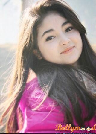 ਜ਼ਾਇਰਾ ਨੇ ਕਿਹਾ ਕਿ ਹਿਜਾਬ ਪਾਉਣ ਵਾਲੀਆਂ ਮਹਿਲਾਵਾਂ ਖੂਬਸੂਰਤ ਅਤੇ ਆਜ਼ਾਦ ਹੁੰਦੀਆਂ ਹਨ। ਵਿਜੈ ਗੋਇਲ ਨੇ ਦਿੱਲੀ 'ਚ ਇੰਡੀਆ ਆਰਟ ਫੈਸਟ ਦਾ ਇਨਾਗਰੇਸ਼ਨ ਕੀਤਾ ਸੀ। ਗੋਇਲ ਨੇ ਇਥੋਂ ਦੀ ਤਸਵੀਰ ਸਾਂਝੀ ਕੀਤੀ ਜਿਸ 'ਚ ਇੱਕ ਮਹਿਲਾ ਹਿਜਾਬ 'ਚ ਸੀ ਅਤੇ ਇੱਕ ਮਹਿਲਾ ਪਿੰਜਰੇ 'ਚ ਕੈਦ ਨਜਰ ਆ ਰਹੀ ਸੀ। 