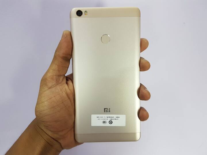 redmi mi max prime ‘ਚ 1080×920 ਪਿਕਸਲ ਰੈਜ਼ੂਲੇਸ਼ਨ ਵਾਲੀ 6.44 ਇੰਚ ਦੀ ਡਿਸਪਲੇ ਜੋ ਕਾਰਨਿੰਗ ਗੋਰਿੱਲਾ ਗਲਾਸ 3 ਨਾਲ ਕੋਟੇਡ ਹੈ। ਇਹ ਸਮਾਰਟਫੋਨ ਸਨੈਪਡਰੈਗਨ 652 ਪ੍ਰੋਸੈਸਰ ਨਾਲ ਲੈਸ ਹੈ। ਇਸ ‘ਚ 4ਜੀ. ਬੀ ਰੈਮ ਅਤੇ 128ਜੀ. ਬੀ ਇੰਟਰਨਲ ਮੈਮਰੀ ਦਿੱਤੀ ਗਈ ਹੈ। ਇਸ ਤੋਂ ਇਲਾਵਾ ਐਂਡ੍ਰਾਇਡ 6.0.1 ਮਾਰਸ਼ਮੈਲੋ ‘ਤੇ ਆਧਾਰਿਤ ਇਸ ਸਮਾਰਟਫੋਨ ‘ਚ ਡਿਊਲ ਸਿਮ ਸਲਾਟ ਦਿੱਤਾ ਗਿਆ ਹੈ। ਜਿਸ ‘ਚ ਦੋਨਾਂ ਹੀ ਸਿਮ ‘ਚ 4ਜੀ ਦਾ ਇਸਤੇਮਾਲ ਕਰ ਸਕਦੇ ਹਨ।