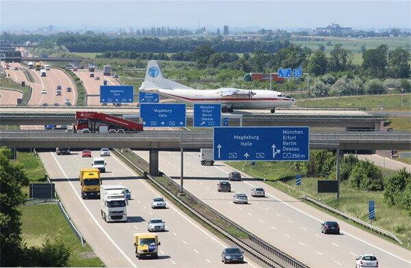 ਹਵਾਈ ਅੱਡੇ ਉੱਤੇ ਰਨ ਵੇ ਲਈ ਤਿੰਨ ਪੁਲ ਬਣਾਏ ਗਏ ਜਿਸ ਨੂੰ ਰਨ ਵੇ ਲਈ ਇਸਤੇਮਾਲ ਕੀਤਾ ਜਾ ਰਿਹਾ ਹੈ।