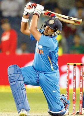 ਵਿਰਾਟ ਕੋਹਲੀ 5 ਰਨ ਬਣਾ ਕੇ ਆਊਟ ਹੋਏ। ਵਿਰਾਟ ਦੇ ਆਊਟ ਹੋਣ ਤੋਂ ਬਾਅਦ ਯੁਵਰਾਜ ਸਿੰਘ ਨੇ ਧੋਨੀ 'ਤੇ ਪਰੈਸ਼ਰ ਨਹੀਂ ਬਣਨ ਦਿੱਤਾ ਅਤੇ ਲਗਾਤਾਰ ਚੌਕੇ-ਛੱਕੇ ਲਗਾਉਂਦੇ ਰਹੇ। 