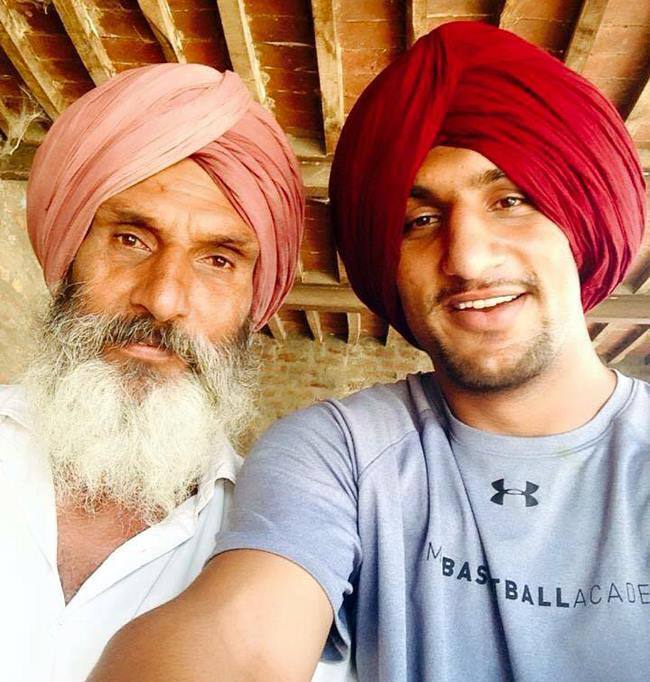 ਪੰਜਾਬ ਦੇ ਬਰਨਾਲਾ ਦੇ ਕੋਲ ਲਗਦੇ ਪਿੰਡ ਬੱਲੋ ਕੇ ਦੇ ਰਹਿਣ ਵਾਲੇ ਮਸ਼ਹੂਰ ਬਾਸਕਿਟਬਾਲਰ ਸਤਨਾਮ ਸਿੰਘ 'ਤੇ ਬਾਇਓਪਿਕ ਬਣਨ ਦੀ ਚਰਚਾ ਹੋ ਰਹੀ ਹੈ। ਖਾਸ ਗੱਲ ਇਹ ਹੈ ਕਿ ਸਤਨਾਮ ਸਿੰਘ ਦੀ ਬਾਇਓਪਿਕ 'ਚ ਉਨ੍ਹਾਂ ਦਾ ਕਿਰਦਾਰ ਜੂਨੀਅਰ ਬੱਚਨ ਨਿਭਾਉਂਦੇ ਨਜਰ ਆ ਸਕਦੇ ਹਨ। 