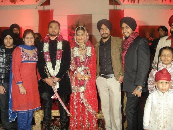 ਚੰਡੀਗੜ੍ਹ: ਬਾਲੀਵੁੱਡ ਦੇ ਮਸ਼ਹੂਰ ਰੈਪਰ ਯੋ ਯੋ ਹਨੀ ਸਿੰਘ ਨੇ ਛੇ ਸਾਲ ਪਹਿਲਾਂ ਚਾਈਲਡਹੁੱਡ ਫਰੈਂਡ ਸ਼ਾਲਿਨੀ ਤਲਵਾਰ ਨਾਲ ਸ਼ਾਦੀ ਕੀਤੀ ਸੀ। ਐਨਵਰਸਰੀ ਮੌਕੇ ਉੱਤੇ ਉਨ੍ਹਾਂ ਨੇ ਬਾਈਕ ਨਾਲ ਫ਼ੋਟੋ ਪੋਸਟ ਕਰਦੇ ਹੋਏ ਲਿਖਿਆ ਸੀ 