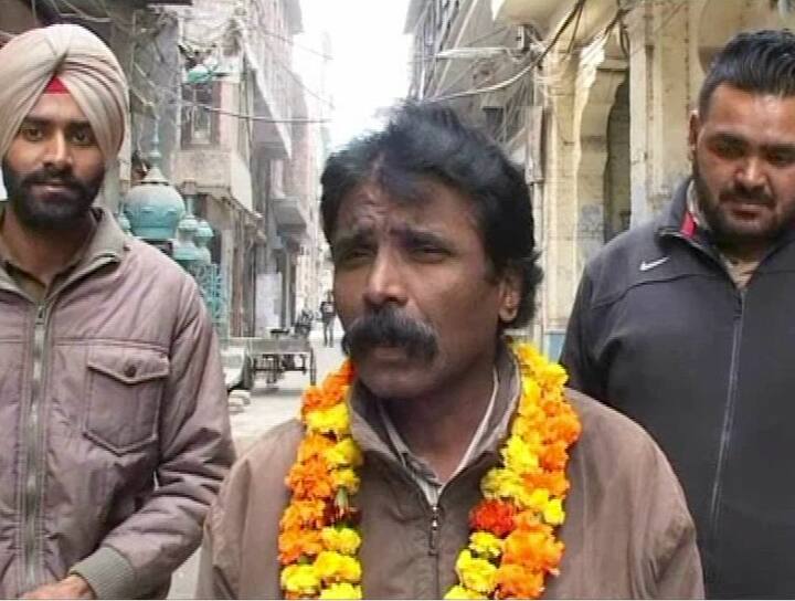 ਖੈਰ ਦੁਰਗਾ ਪ੍ਰਸਾਦ ਚੋਣ ਬੇਸ਼ੱਕ ਨਾ ਜਿੱਤ ਸਕਣ ਪਰ ਉਹ ਇੱਥੇ ਜਿਹੜੇ ਘੁੰਮਣ ਤੇ ਇੰਜੁਆਏ ਕਰਨ ਦੇ ਮਕਸਦ ਨਾਲ ਆਏ ਸਨ, ਉਹ ਜਰੂਰ ਪੂਰਾ ਹੋ ਜਾਏਗਾ। ਹੁਣ ਤੇ ਇਹਨਾਂ ਨੂੰ ਬੇਗਾਨੇ ਸ਼ਹਿਰ ‘ਚ ਕੋਈ ਖਤਰਾ ਵੀ ਨਹੀਂ ਹੈ. ਸਰਕਾਰ ਨੇ ਸੁਰੱਖਿਆ ਲਈ ਗੰਨਮੈਨ ਜੋ ਦੇ ਦਿੱਤੇ ਹਨ।