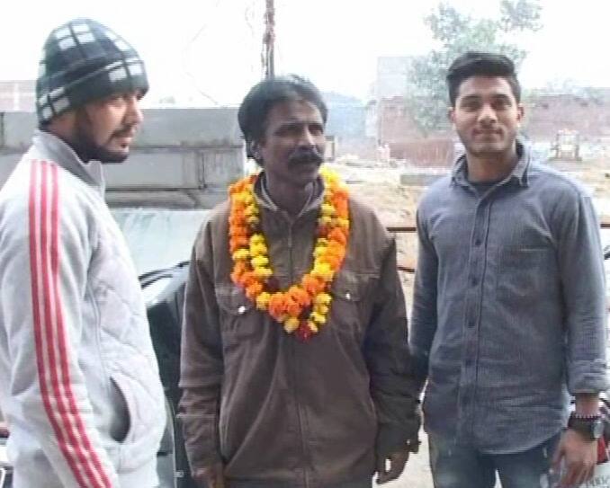 ਦੁਰਗਾ ਪ੍ਰਸਾਦ ਮੁਤਾਬਕ ਉਹ ਕਰਨਾਟਕ ਤੋਂ ਅੰਮ੍ਰਿਤਸਰ ਘੁੰਮਣ ਲਈ ਆਏ ਸਨ ਪਰ ਇਹ ਸ਼ਹਿਰ ਇੰਨਾ ਖੂਬਸੂਰਤ ਲੱਗਾ ਤੇ ਮੌਕਾ ਨਿੱਕਲਿਆ ਅੰਮ੍ਰਿਤਸਰ ਸੀਟ ਦੀ ਲੋਕ ਸਭਾ ਚੋਣ ਦਾ, ਅਜਿਹੇ ‘ਚ ਪ੍ਰਸਾਦ ਨੇ ਤੁਰੰਤ ਲੋਕ ਸਭਾ ਚੋਣ ਲੜਨ ਲਈ ਨਾਮਜ਼ਦਗੀ ਭਰ ਦਿੱਤੀ ਪਰ ਜਨਾਬ ਕੋਲ ਨਾ ਤਾਂ ਘਰ ਹੈ, ਨਾ ਕੋਈ ਟਿਕਾਣਾ। ਫਿਲਹਾਲ ਧਰਮਸ਼ਾਲਾ ‘ਚ ਰਹਿ ਰਹੇ ਹਨ। ਖੈਰ ਨਾਮਜ਼ਦਗੀ ਭਰਦਿਆਂ ਹੀ ਸਰਕਾਰ ਨੇ ਸੁਰੱਖਿਆ ਮੁਹੱਈਆ ਕਰਵਾ ਦਿੱਤੀ ਹੈ।