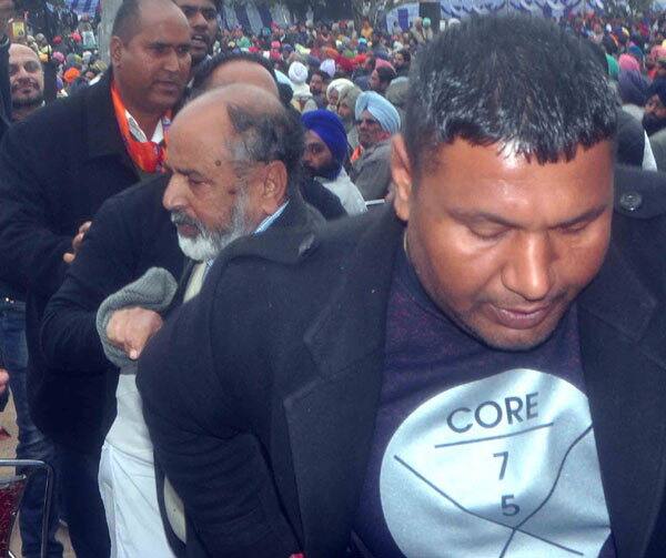 ਸੁਖਬੀਰ ਬਾਦਲ ਨੂੰ ਖਰੀਆਂ-ਖਰੀਆਂ ਸੁਣਾਉਣ ਵਾਲਾ ਬਜ਼ੁਰਗ ਮਨਸੂਰ ਅਹਿਮਦ ਪੰਜਾਬ ਸਕੂਲ ਸਿੱਖਿਆ ਬੋਰਡ ਤੋਂ ਸੀਨੀਅਰ ਅਸਿਸਟੈਂਟ ਸੇਵਾ ਮੁਕਤ ਹੋਇਆ ਹੈ।