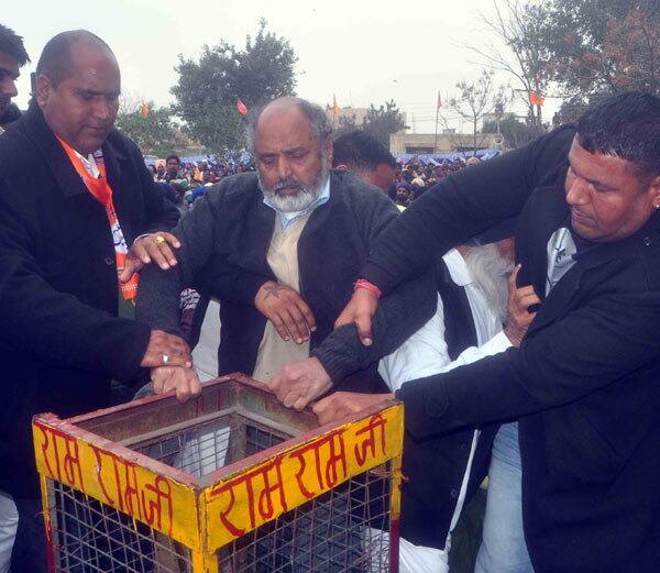 ਰੈਲੀ ਵਿੱਚ ਅਹਿਮਦ ਦੇ ਬੋਲਦੇ ਸਾਰ ਹੜਕੰਪ ਮੱਚ ਗਿਆ। ਪੁਲਿਸ ਨੂੰ ਹੱਥਾਂ-ਪੈਰਾਂ ਦੀ ਪੈ ਗਈ। 