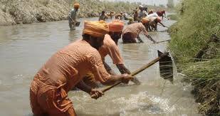 1992 ਵਿੱਚ ਆਪਣੇ ਪਿੰਡ ਸੀਚੇਵਾਲ ਤੋਂ ਨਦੀ ਦੀ ਸਫ਼ਾਈ ਦਾ ਕੰਮ ਸ਼ੁਰੂ ਕੀਤਾ ਸੀ ਕਿਉਂਕਿ ਗੰਦੇ ਪਾਣੀ ਕਾਰਨ ਨਦੀ ਆਪਣਾ ਰੂਪ ਖੋਹ ਚੁੱਕੀ ਸੀ।