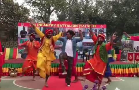 ਜਵਾਨਾਂ ਨਾਲ ਸ਼ਾਹਰੁਖ ਨੇ ਕੀਤਾ ਭੰਗੜਾ ਜਵਾਨਾਂ ਨਾਲ ਸ਼ਾਹਰੁਖ ਨੇ ਕੀਤਾ ਭੰਗੜਾ