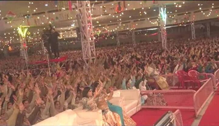 ਪਰਮਿੰਦਰ ਢੀਂਡਸਾ, ਹਰਿਆਣਾ ਦੇ ਵਿੱਤ ਮੰਤਰੀ ਕੈਪਟਨ ਅਭਿਮੰਨਿਊ, ਆਵਾਜਾਈ ਮੰਤਰੀ ਕ੍ਰਿਸ਼ਨ ਲਾਲ ਪਵਾਰ, ਹਰਿਆਣਾ ਵਿਧਾਨ ਸਭਾ ਦੇ ਸਪੀਕਰ ਕੰਵਰਪਾਲ ਗੁੱਜਰ ਨੇ ਡੇਰਾ ਮੁਖੀ ਦੇ ਦਰਬਾਰ ਦੀ ਹਾਜ਼ਰੀ ਭਰੀ।