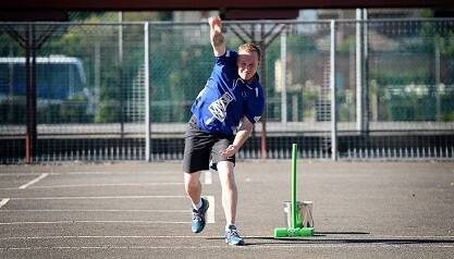 ਗੋਲਡਨ ਪਾਇੰਟ ਕ੍ਰਿਕਟ ਕਲੱਬ ਦੇ ਐਲੇਡ ਕੈਰੀ ਨੇ ਓਵਰ ਦੀਆਂ 6 ਗੇਂਦਾਂ 'ਤੇ 6 ਵਿਕਟ ਹਾਸਿਲ ਕਰ ਕਮਾਲ ਕਰ ਵਿਖਾਇਆ ਹੈ। ਅੱਜ ਕ੍ਰਿਕਟ ਦੇ ਚਾਹੁਣ ਵਾਲਿਆਂ 'ਚ ਕੈਰੀ ਦਾ ਖੂਬ ਚਰਚਾ ਹੋ ਰਿਹਾ ਹੈ। ਵਿਕਟੋਰੀਆ 'ਚ ਬਾਲਰੇਟ ਕ੍ਰਿਕਟ ਐਸੋਸੀਏਸ਼ਨ ਦੇ ਟੂਰਨਾਮੈਂਟ 'ਚ 29 ਸਾਲ ਦੇ ਐਲੇਡ ਕੈਰੀ ਨੇ 6 ਵਿਕਟਾਂ ਦਾ ਓਵਰ ਕਰਵਾਇਆ। ਖਾਸ ਗੱਲ ਇਹ ਸੀ ਕਿ ਇਸ ਗੇਂਦਬਾਜ਼ ਨੂੰ ਆਪਣੇ ਪਹਿਲੇ 8 ਓਵਰਾਂ 'ਚ 1 ਵਿਕਟ ਵੀ ਹਾਸਿਲ ਨਹੀਂ ਹੋਇਆ ਸੀ। ਪਰ 9ਵੇਂ ਓਵਰ 'ਚ ਕੈਰੀ ਨੇ 6 ਵਿਕਟ ਹਾਸਿਲ ਕਰ ਕ੍ਰਿਕਟ ਇਤਿਹਾਸ 'ਚ ਆਪਣਾ ਨਾਮ ਦਰਜ ਕਰਵਾ ਲਿਆ ਹੈ। ਕੈਰੀ ਦੀ ਦਮਦਾਰ ਗੇਂਦਬਾਜ਼ੀ ਸਦਕਾ ਬੈਲਰੇਟ ਦੀ ਟੀਮ 40 ਰਨ 'ਤੇ ਆਲ ਆਊਟ ਹੋ ਗਈ। 