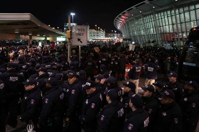 ਵਾਸ਼ਿੰਗਟਨ ਹਵਾਈ ਅੱਡੇ ਉਤੇ ਤੈਨਾਤ ਭਾਰੀ ਗਿਣਤੀ ਵਿੱਚ ਸੁਰਖਿਆ ਕਰਮੀਂ