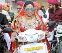 ਸਕੂਟਰੀ \'ਤੇ ਚੜ ਕੇ ਵਿਆਹ ਕਰਵਾਉਣ ਪਹੁੰਚੀ ਲਾੜੀ 